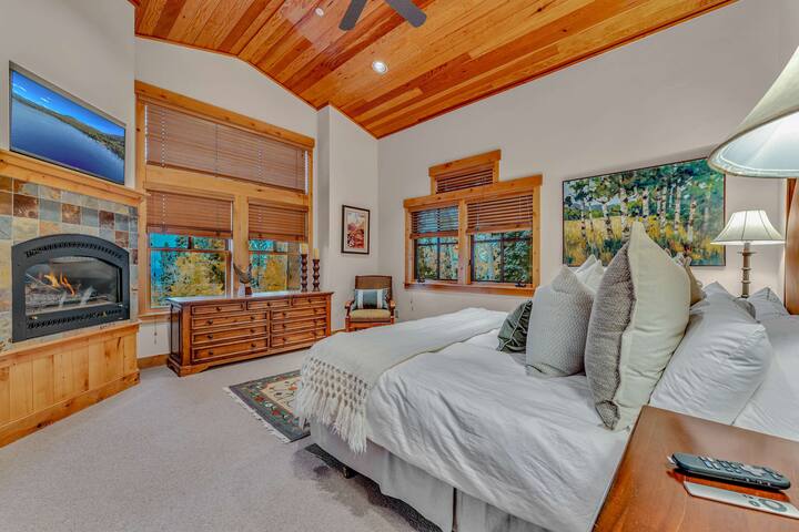 Northstar Ski-In/Ski-Out with Hot Tub & Views