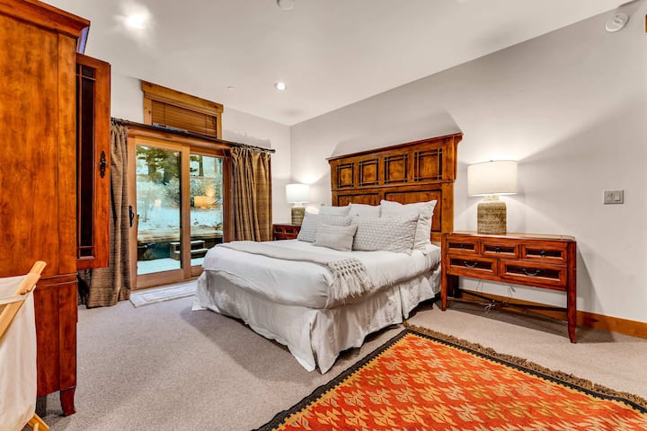 Bedroom 2: King bed, 32” Smart TV, access to the back patio and hot tub, en-suite bathroom, main floor