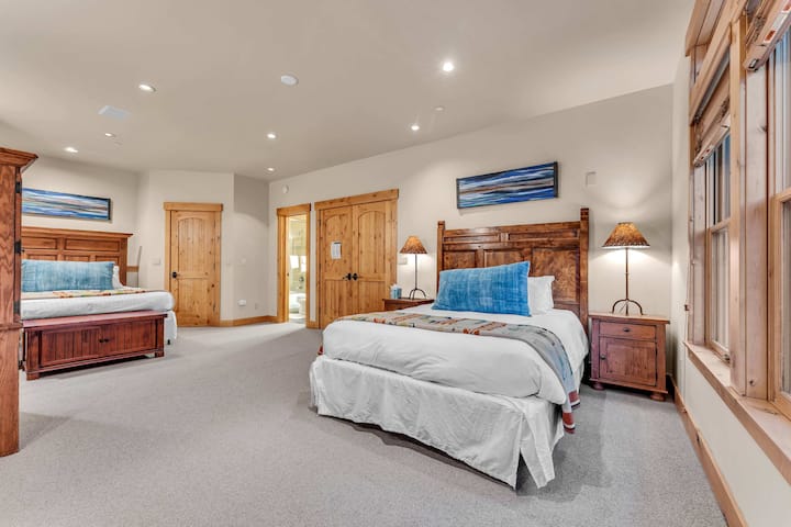 Bedroom 4: 2 queen beds, closet, 32” Smart TV, en-suite bathroom, main floor