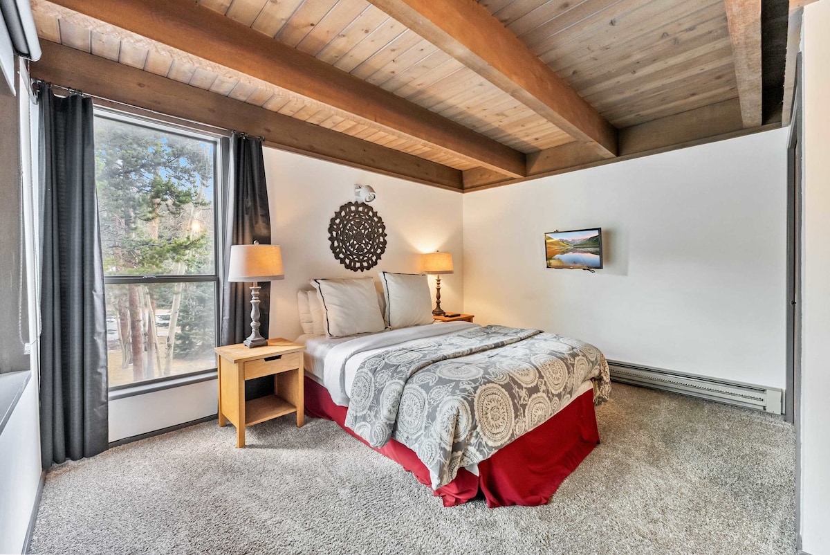 Dhoma e gjumit nr. 4: Krevat dopio "queen", dollap, televizor 30"w/kabllo, derë perdeje, mure të hapura për në dhomën e ndenjjes në katin e poshtëm, kati i sipërm
