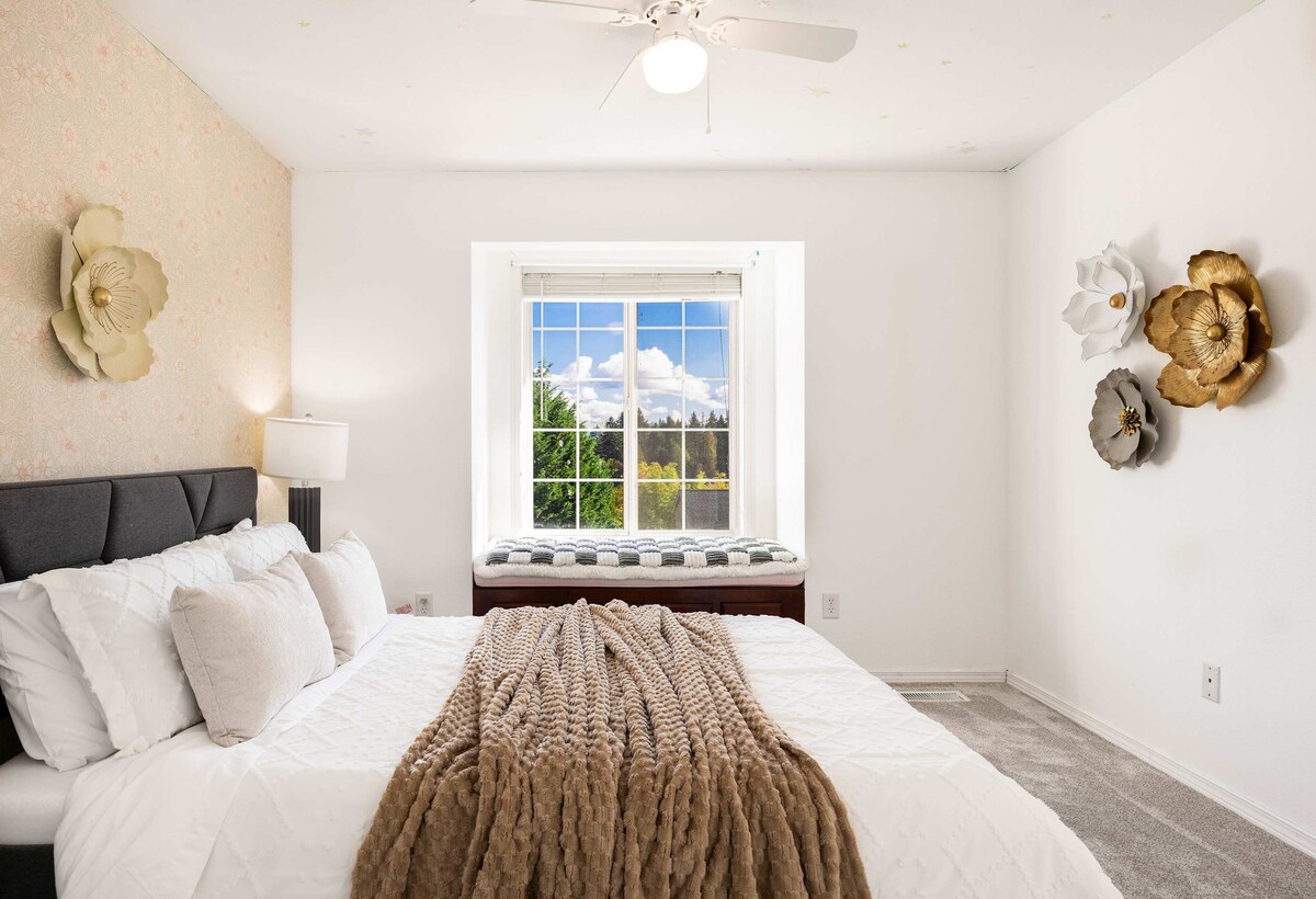 חדר השינה היפה הזה כולל מיטה גדולה עם מצעים רכים ושכבות וזריקה עבה ונעימה. מושב החלון מספק מקום מושלם להירגע וליהנות מהנוף של צמחייה שופעת, ויוצר מקום מפלט שליו.