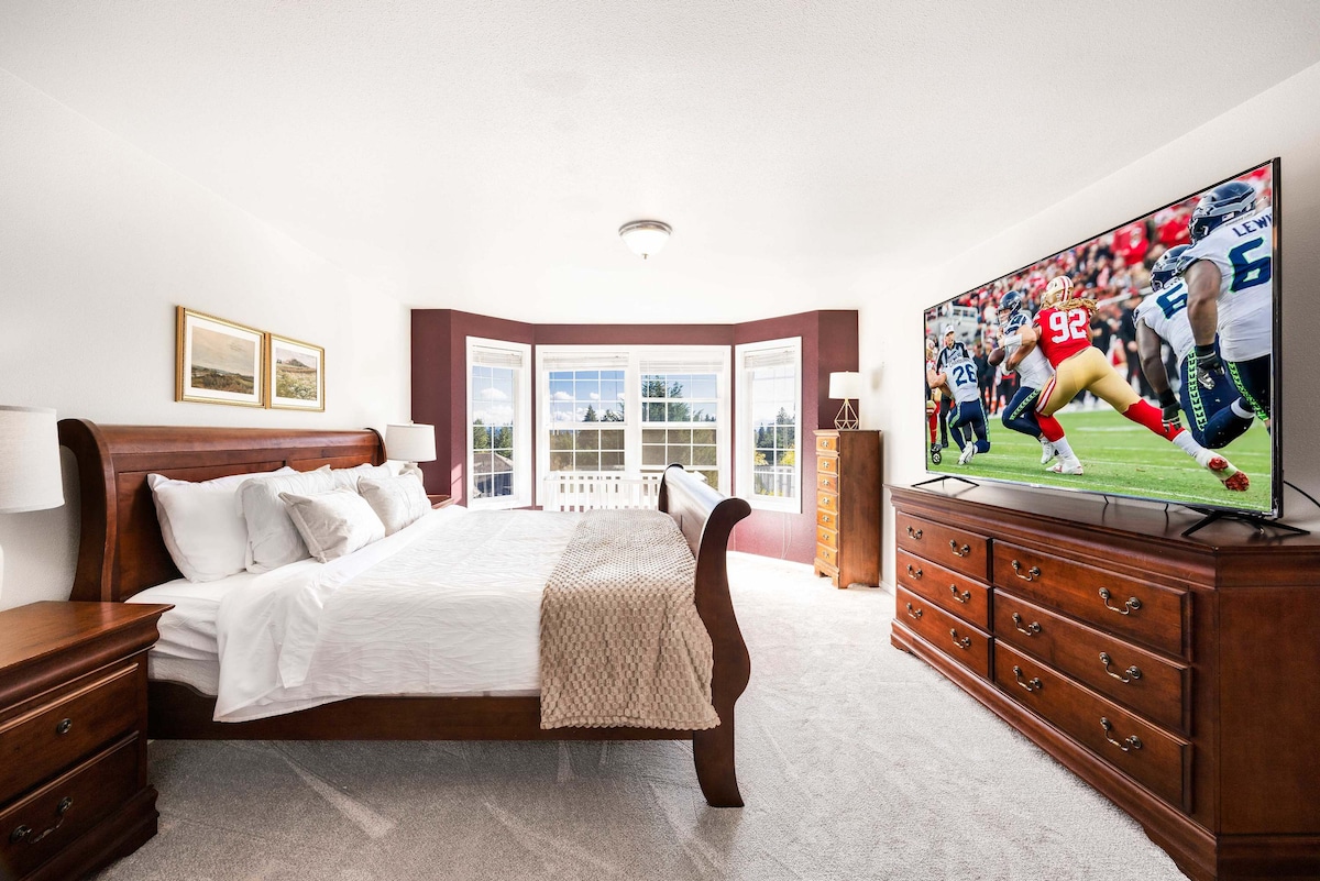 חדר השינה הראשי עם מיטת קינג סייז ועריסה לתינוק