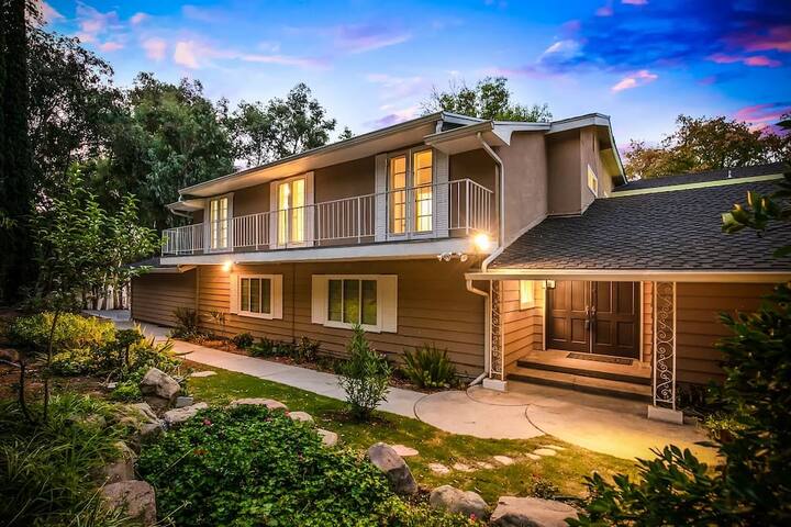 Spacious 8-BR Home with Pool in Woodland Hills gallery image 2