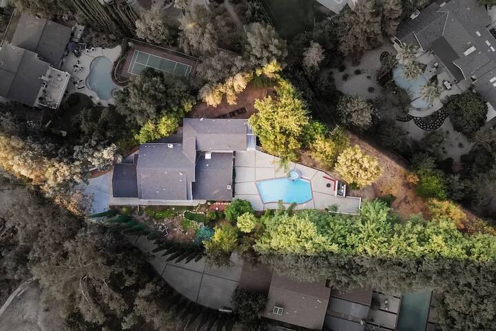 Spacious 8-BR Home with Pool in Woodland Hills gallery image 5