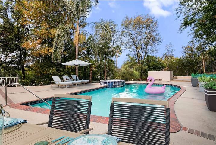 Spacious 8-BR Home with Pool in Woodland Hills gallery image 4