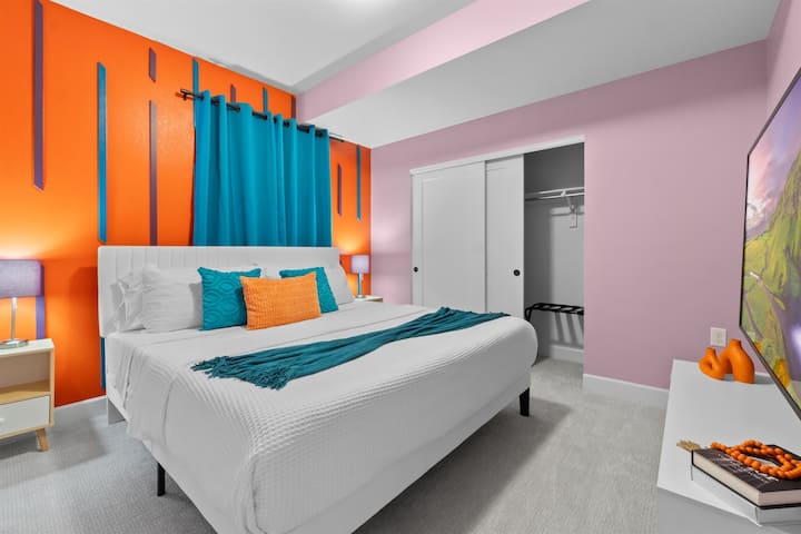 Quarto aconchegante no porão completo com uma TV de 65 polegadas para seu entretenimento e relaxamento.