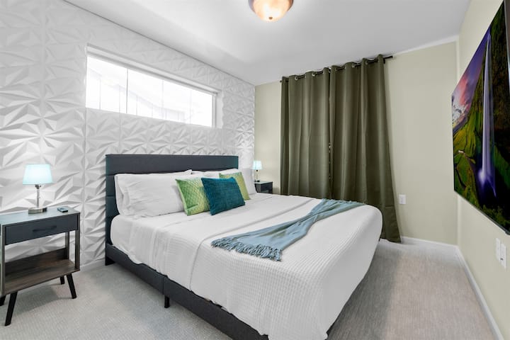 Cama king com Smart  TV de 65"para o máximo conforto e entretenimento.