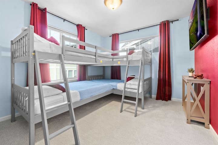 Beliche, equipado com TV de 65 polegadas, perfeito para entretenimento e conforto para pequenos hóspedes.