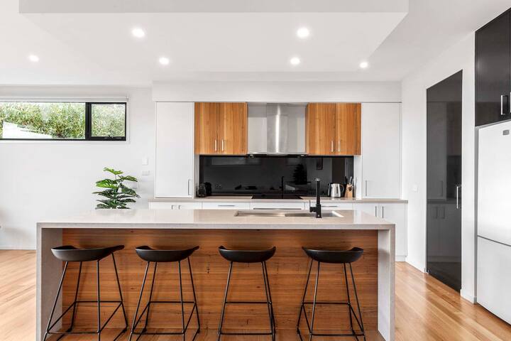 Ultimate Coastal Haven , Private Pool & Sun Aspect gallery image 4