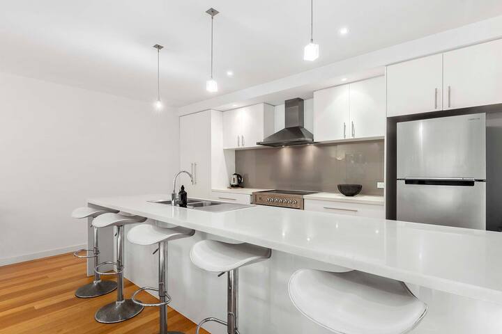 Stroll Away. Townhouse just a stroll to Ocean and gallery image 5