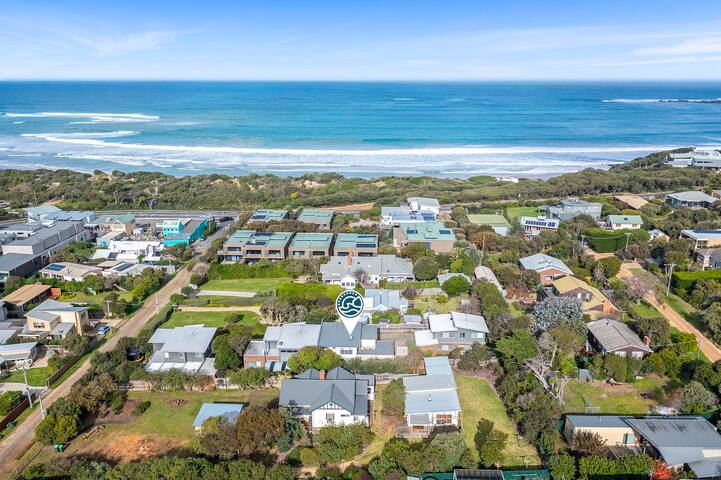 Stroll Away. Townhouse just a stroll to Ocean and gallery image 2