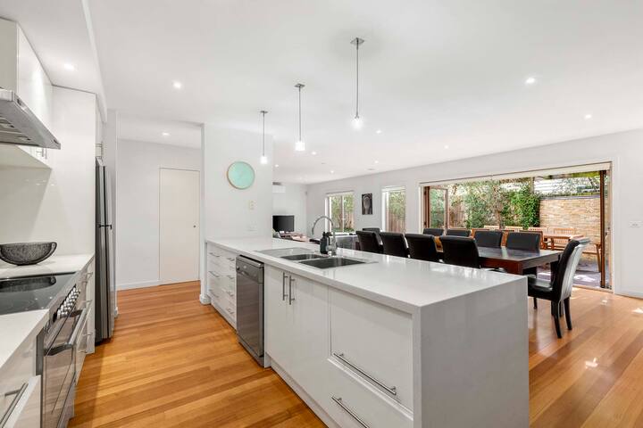 Stroll Away. Townhouse just a stroll to Ocean and gallery image 4