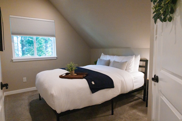 Queen Bed/Smart TV Upstairs Bedroom
Luxe Giza Cotton Sateen Sheets & Duvet