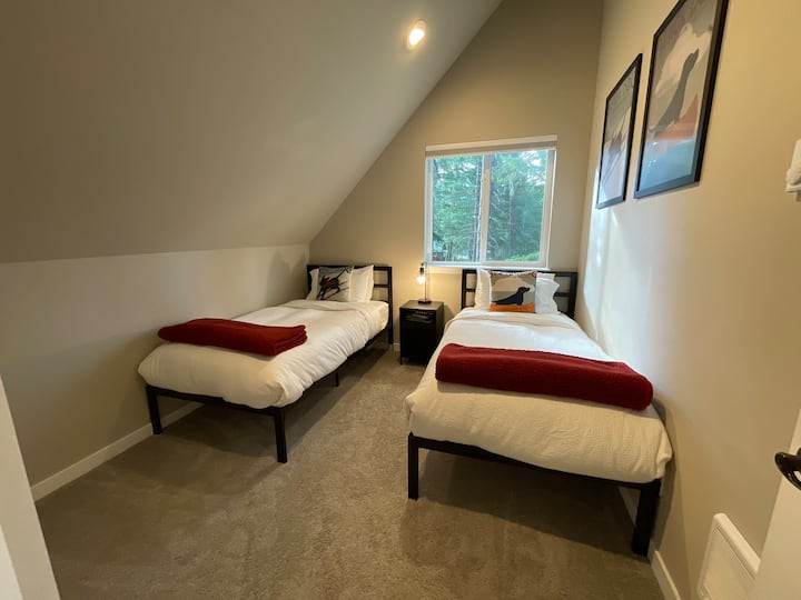 2 Twin Beds-Upstairs
Luxe Giza Cotton Sateen Sheets & Duvet