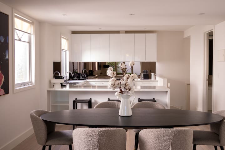 Stylish 3-Bedroom in the Heart of South Yarra