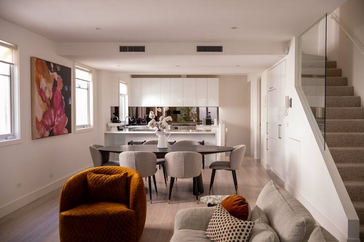 Stylish 3-Bedroom in the Heart of South Yarra
