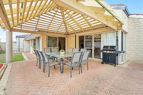 The Grand Family Mansion: 5BR with Pool Table, BBQ