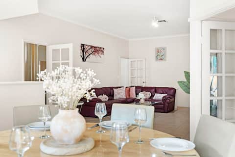 The Grand Family Mansion: 5BR with Pool Table, BBQ