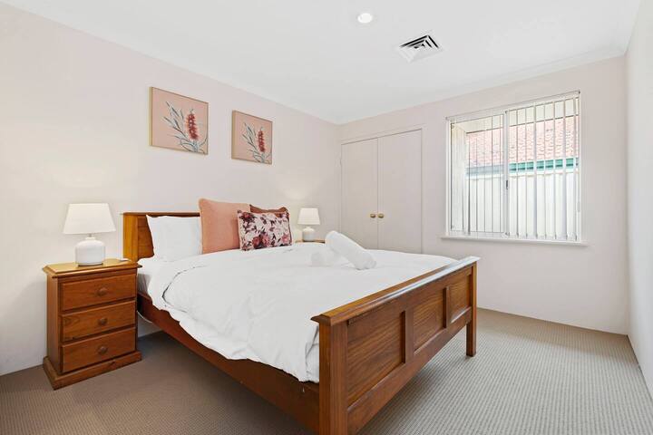 Winthrop Mansion – 5 Bed, 3 Bath, Pool Table, BBQ gallery image 5