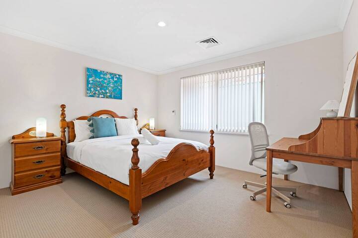 Winthrop Mansion – 5 Bed, 3 Bath, Pool Table, BBQ gallery image 4