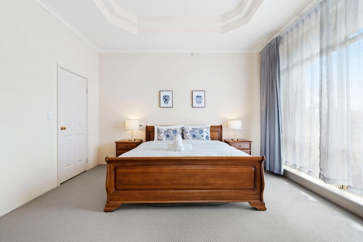 สถานที่พักผ่อนที่ผ่อนคลายด้วยเตียงนอนสบายๆและโทนสีกลางนุ่มๆ