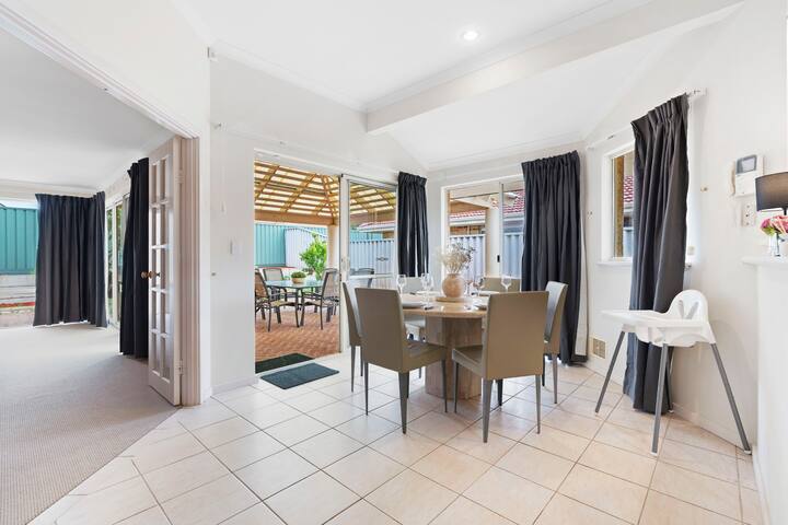 Winthrop Mansion – 5 Bed, 3 Bath, Pool Table, BBQ gallery image 3