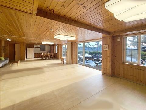 There is a large window, so the unobstructed view is beautiful.