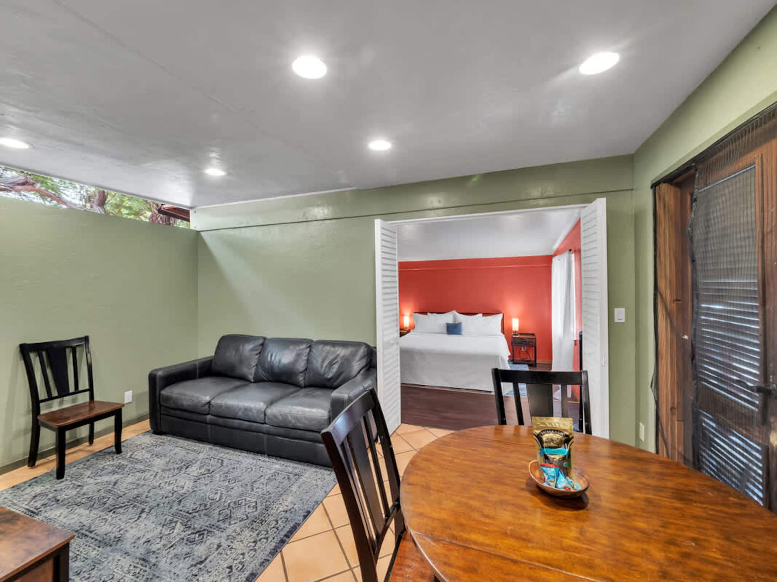 Cabin in Kailua-Kona · ★4.8 · 2 bedrooms · 4 beds · 1 bath - Image 9