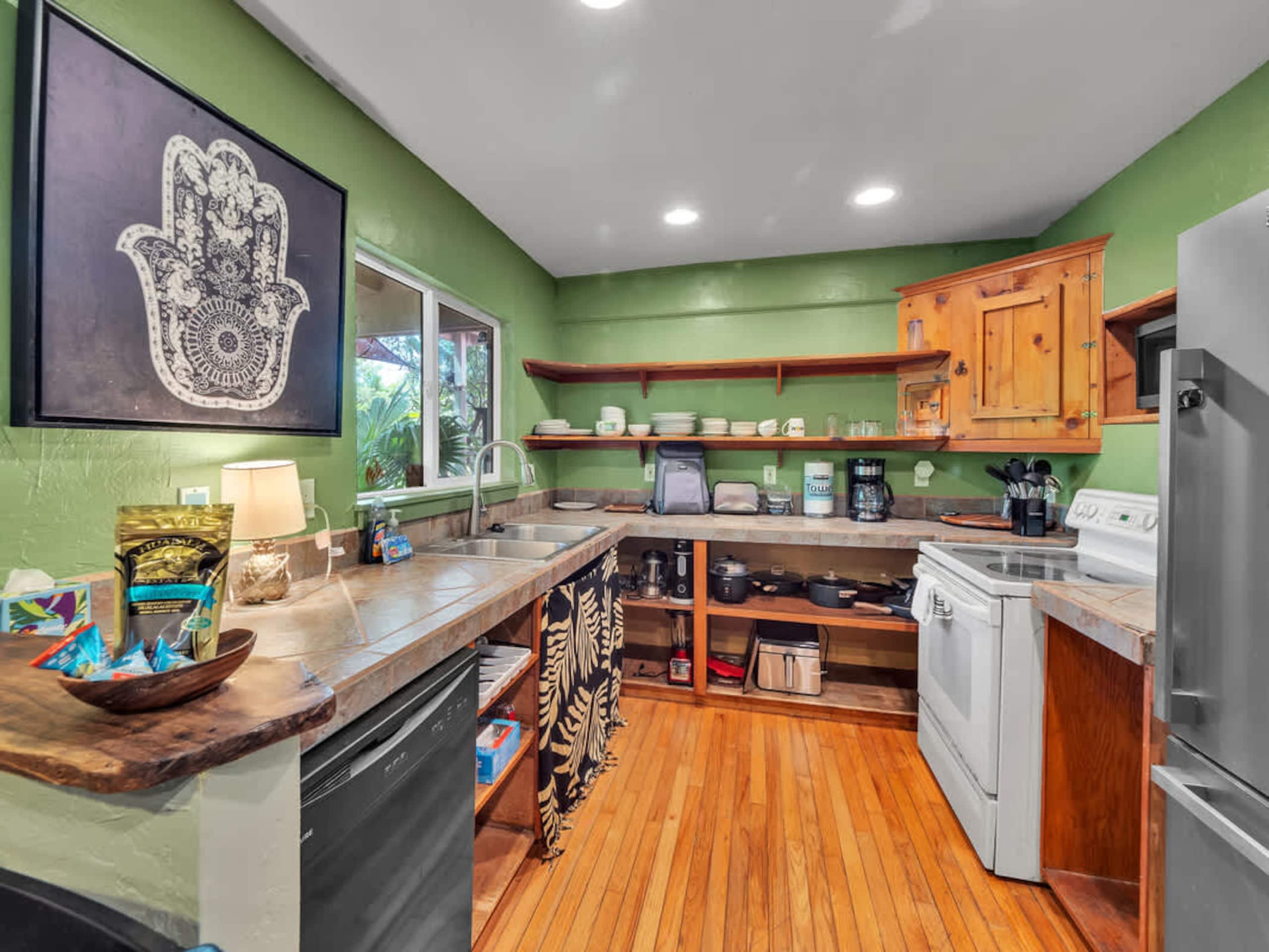 Cabin in Kailua-Kona · ★4.8 · 2 bedrooms · 4 beds · 1 bath - Image 6