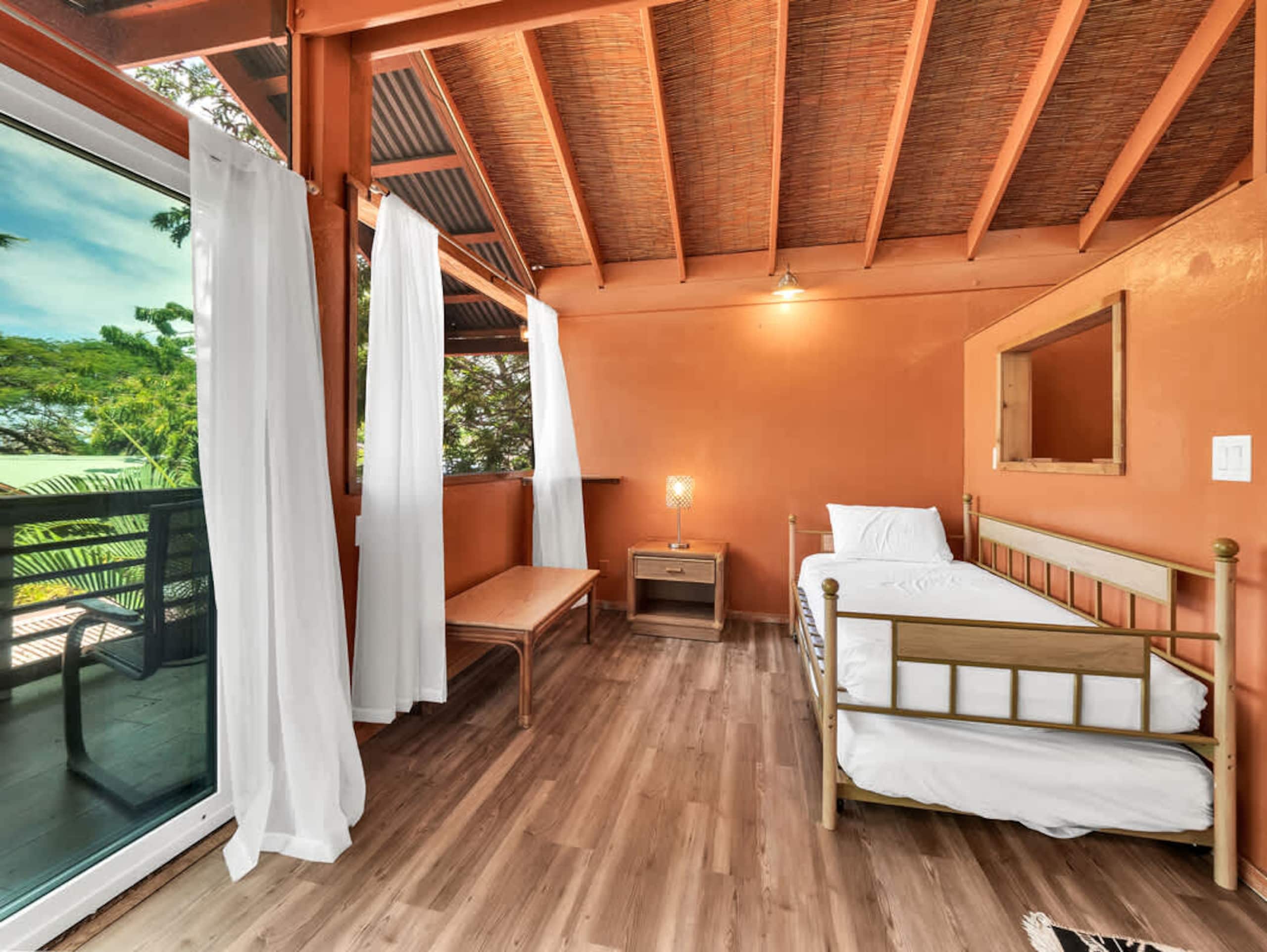 Cabin in Kailua-Kona · ★4.8 · 2 bedrooms · 4 beds · 1 bath - Image 17