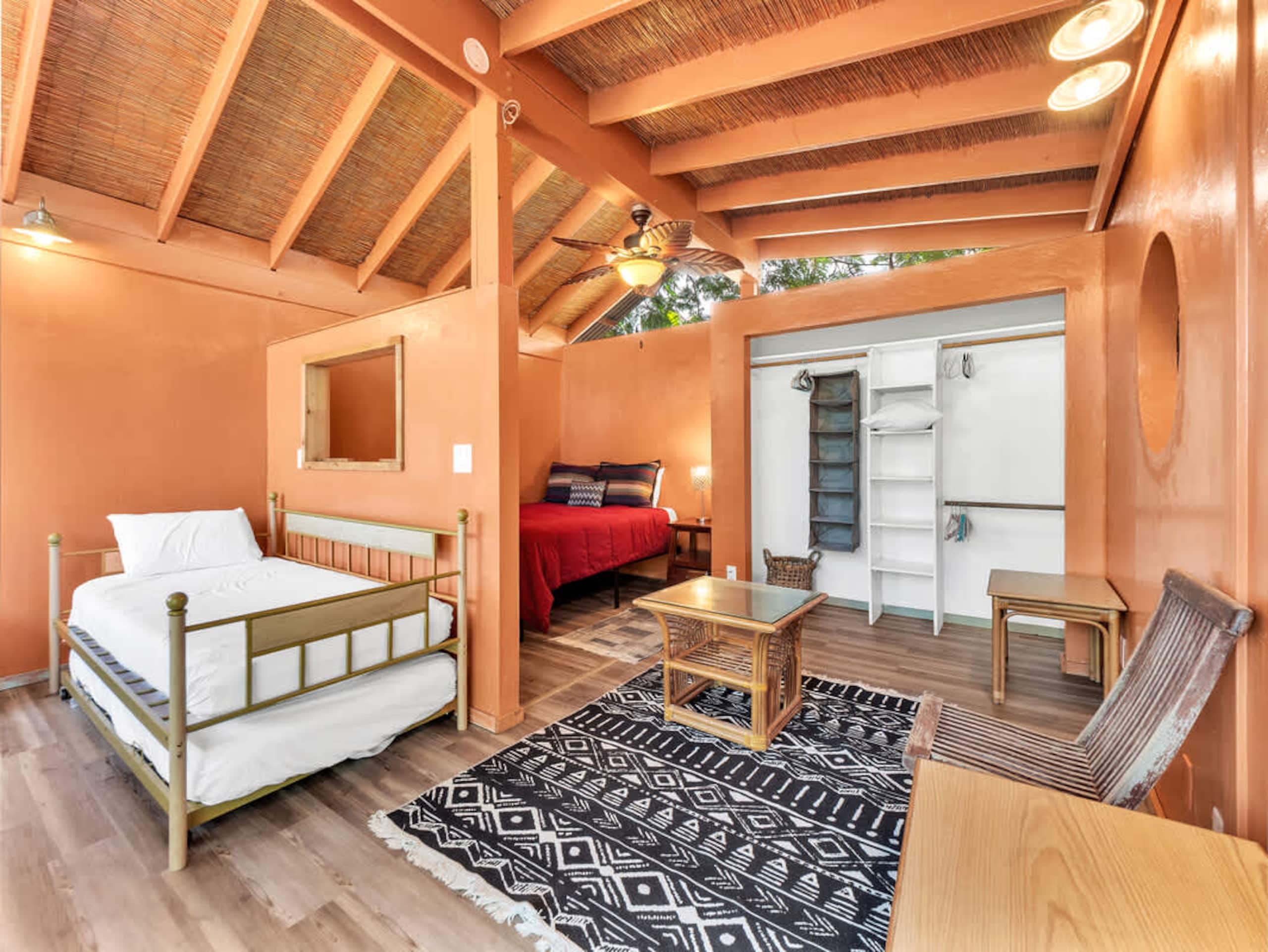Cabin in Kailua-Kona · ★4.8 · 2 bedrooms · 4 beds · 1 bath - Image 18