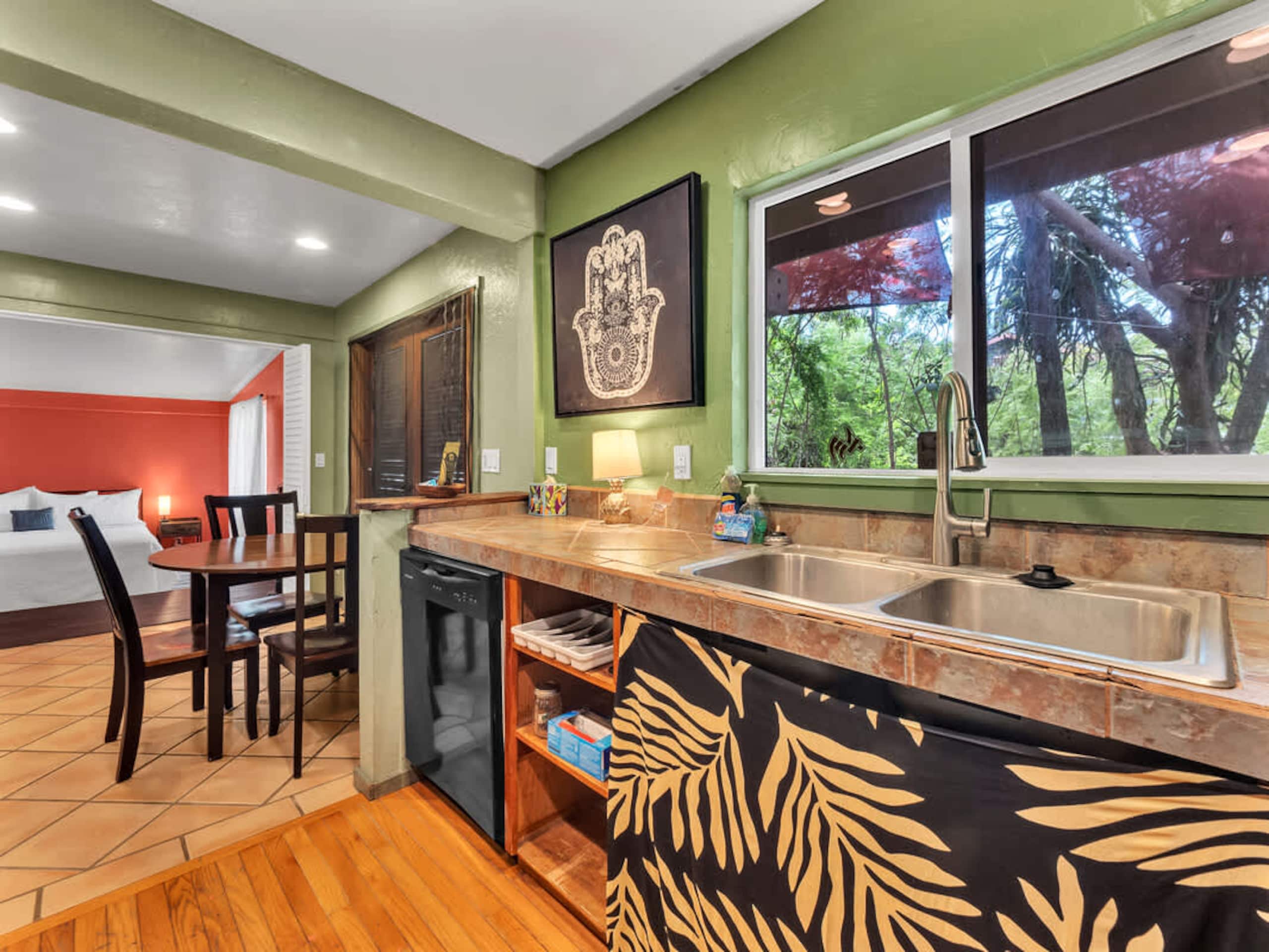 Cabin in Kailua-Kona · ★4.8 · 2 bedrooms · 4 beds · 1 bath - Image 7