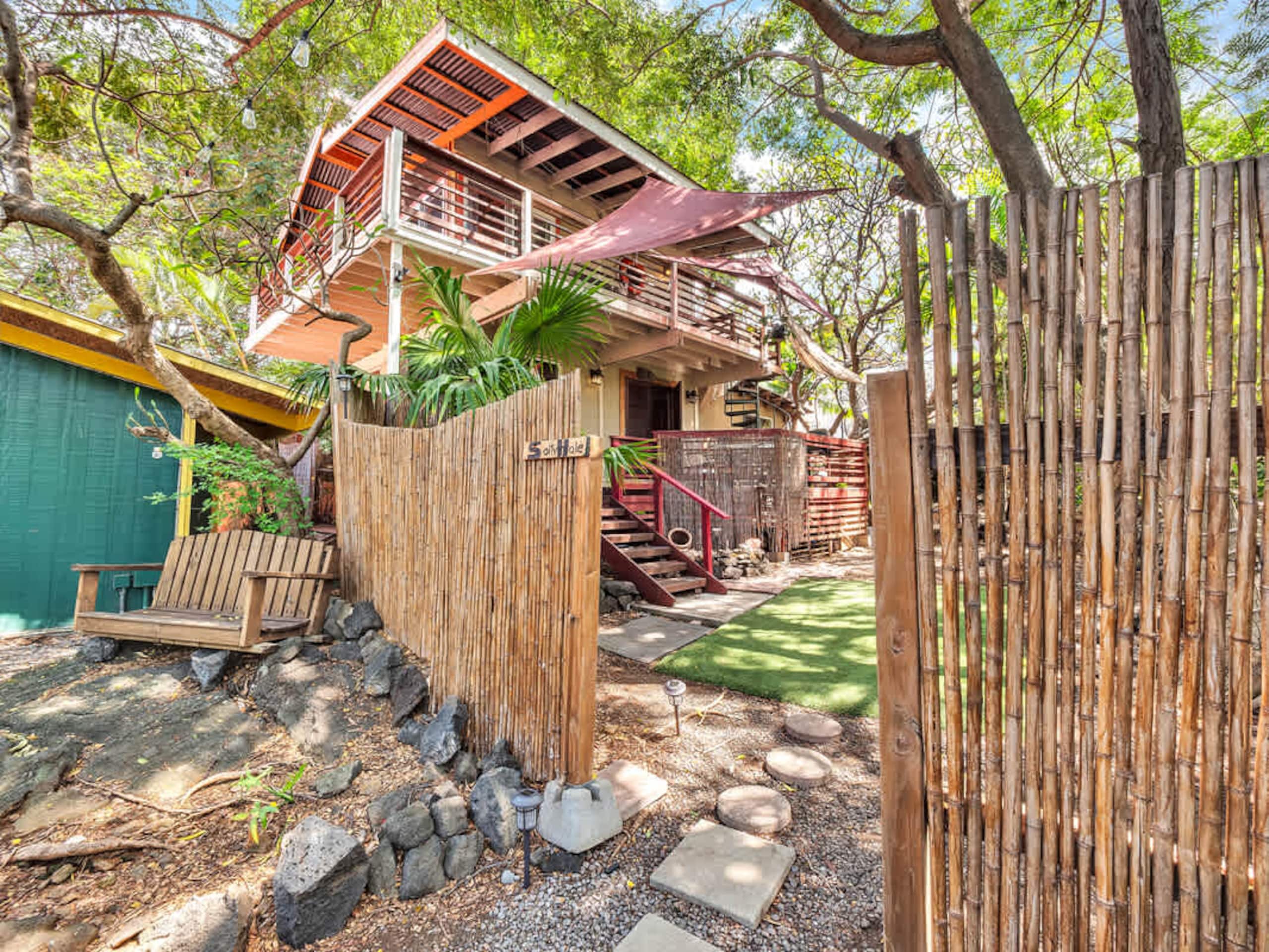 Cabin in Kailua-Kona · ★4.8 · 2 bedrooms · 4 beds · 1 bath - Image 1