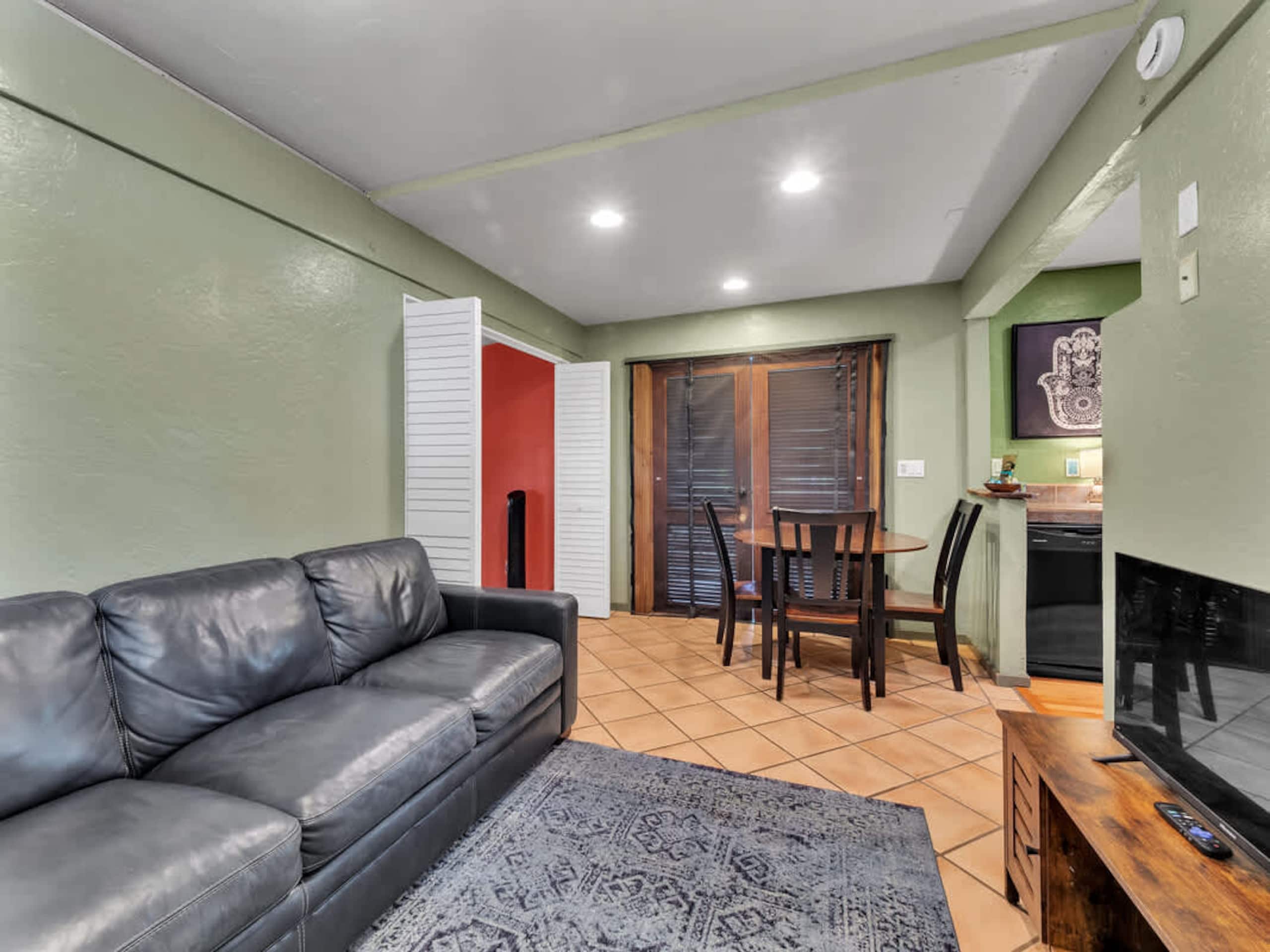 Cabin in Kailua-Kona · ★4.8 · 2 bedrooms · 4 beds · 1 bath - Image 10
