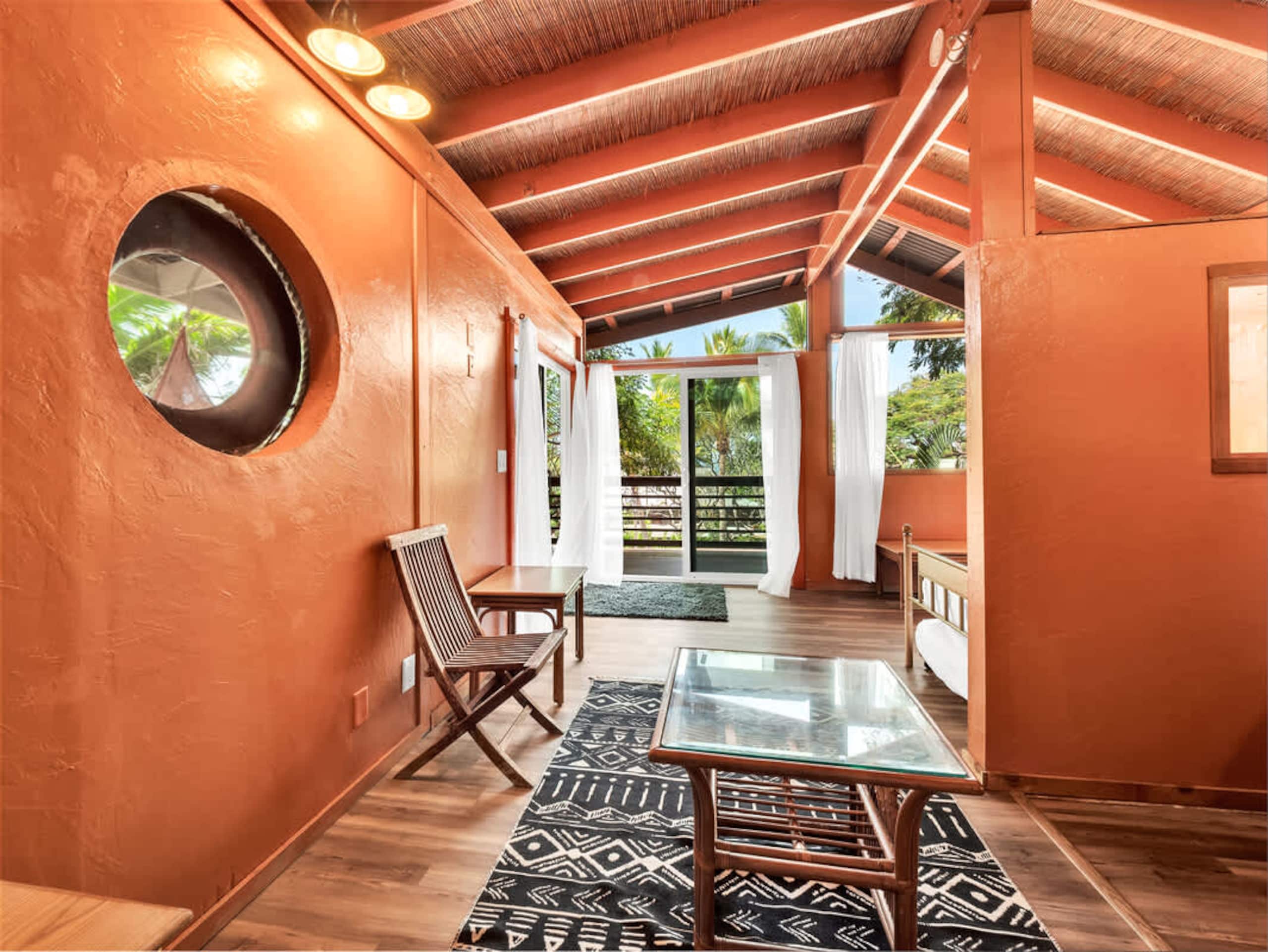 Cabin in Kailua-Kona · ★4.8 · 2 bedrooms · 4 beds · 1 bath - Image 21