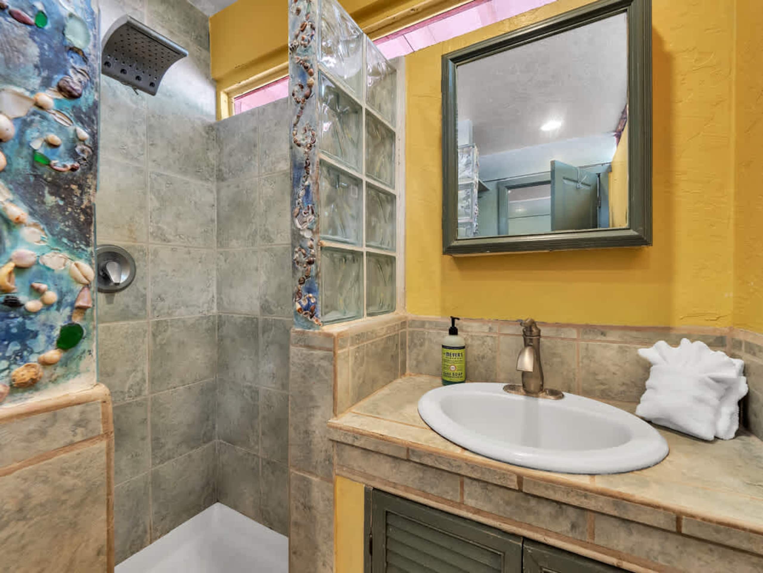 Cabin in Kailua-Kona · ★4.8 · 2 bedrooms · 4 beds · 1 bath - Image 24