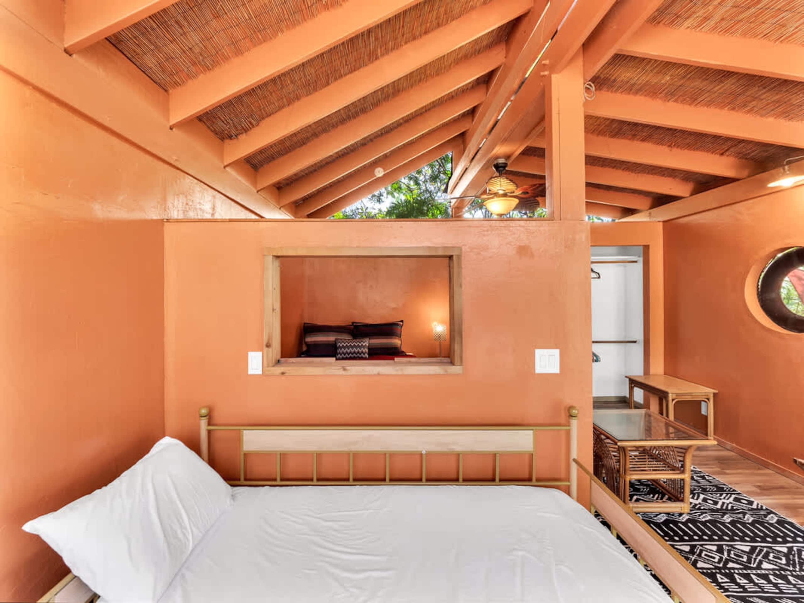 Cabin in Kailua-Kona · ★4.8 · 2 bedrooms · 4 beds · 1 bath - Image 19