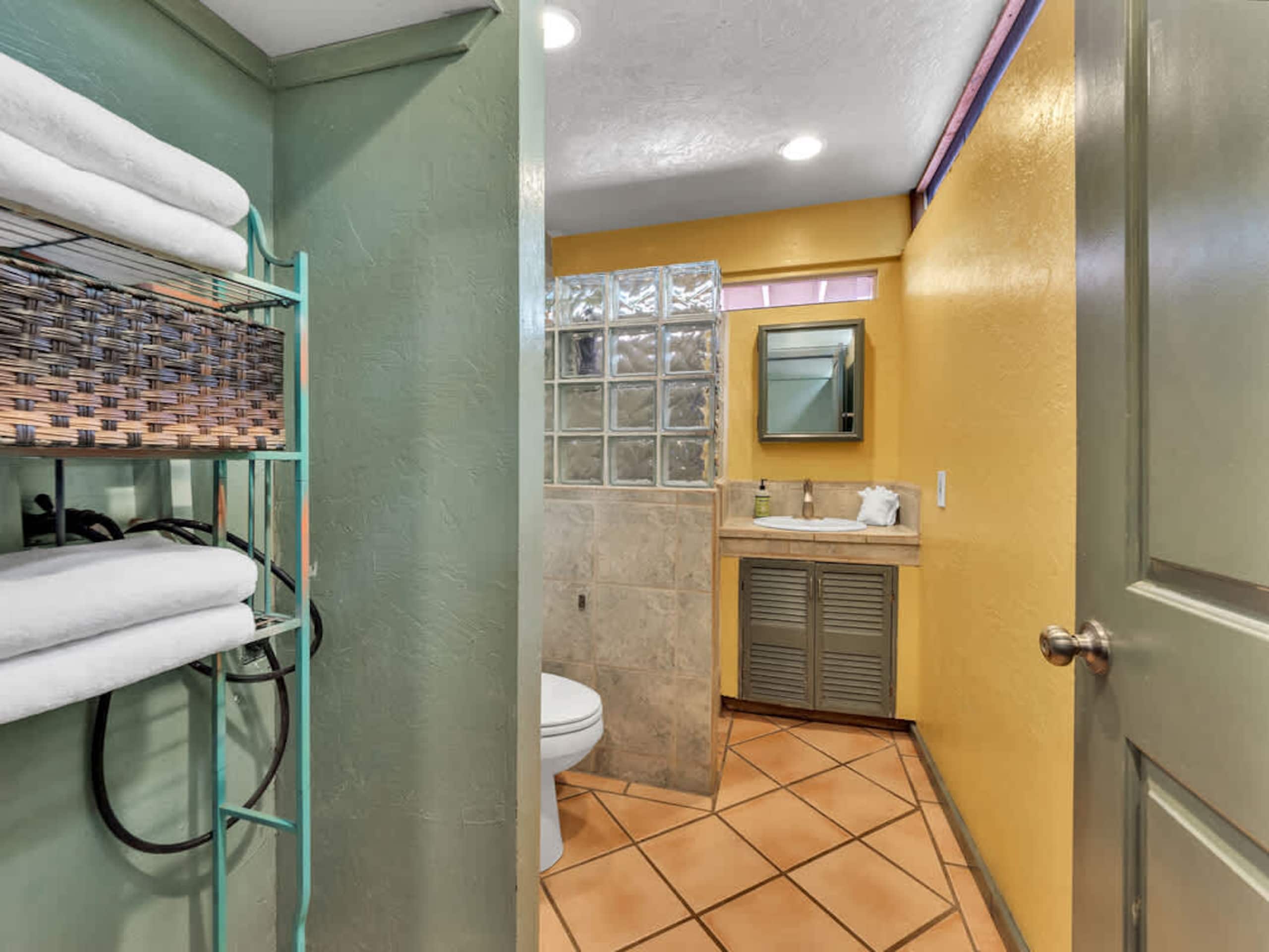 Cabin in Kailua-Kona · ★4.8 · 2 bedrooms · 4 beds · 1 bath - Image 25