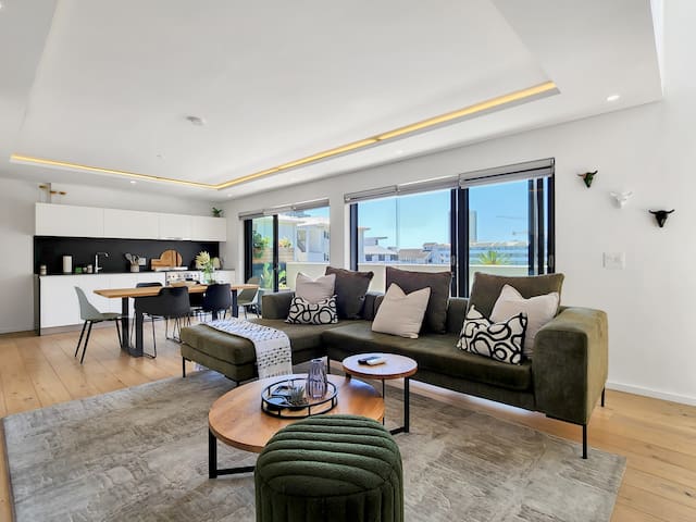 Incredible 2 Bed 2 Bath With Rooftop Pool & Gym