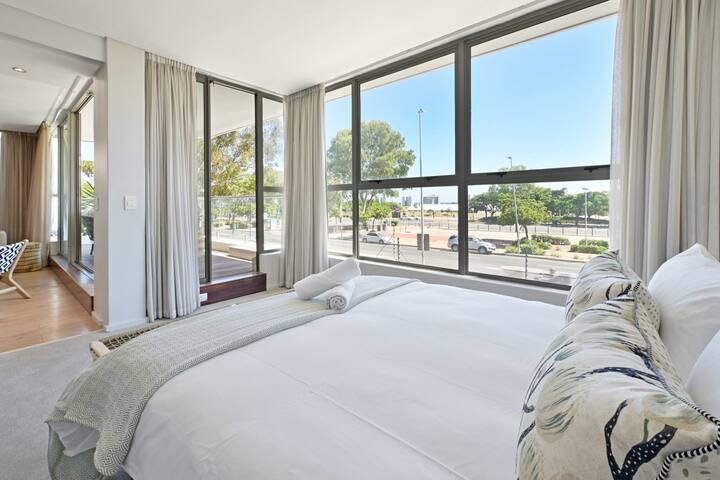 Rooftop Pool Walk to Stadium Iconic Views Balcony gallery image 3