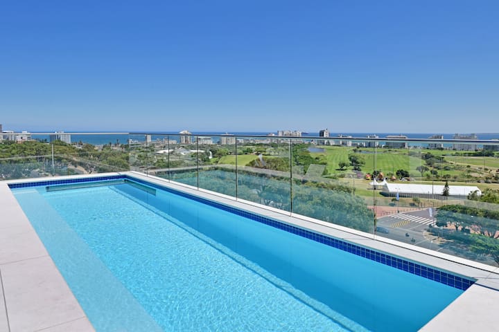 Rooftop Pool Walk to Stadium Iconic Views Balcony gallery image 2