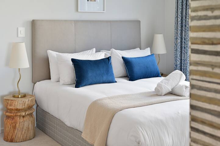 Rooftop Pool Walk to Stadium Iconic Views Balcony gallery image 5