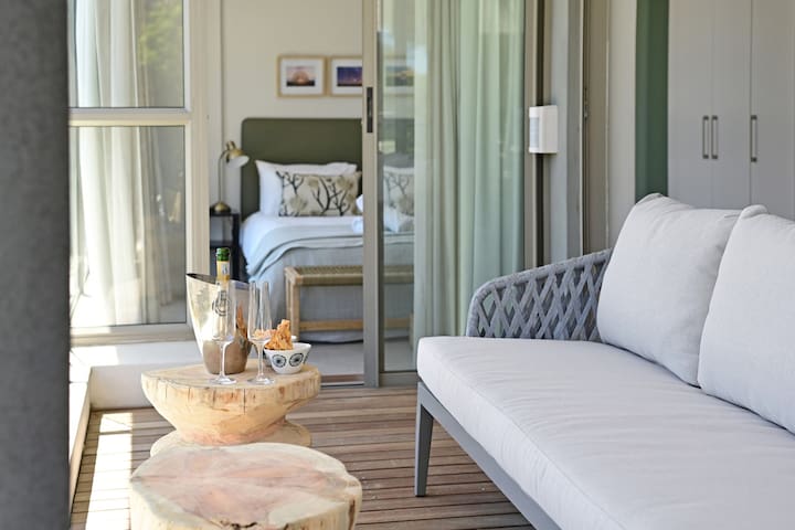 Rooftop Pool Walk to Stadium Iconic Views Balcony