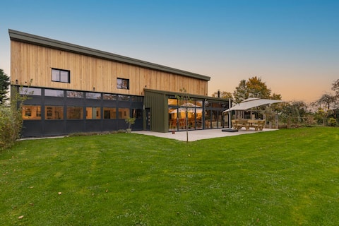 Dragons Barn with Hot Tub