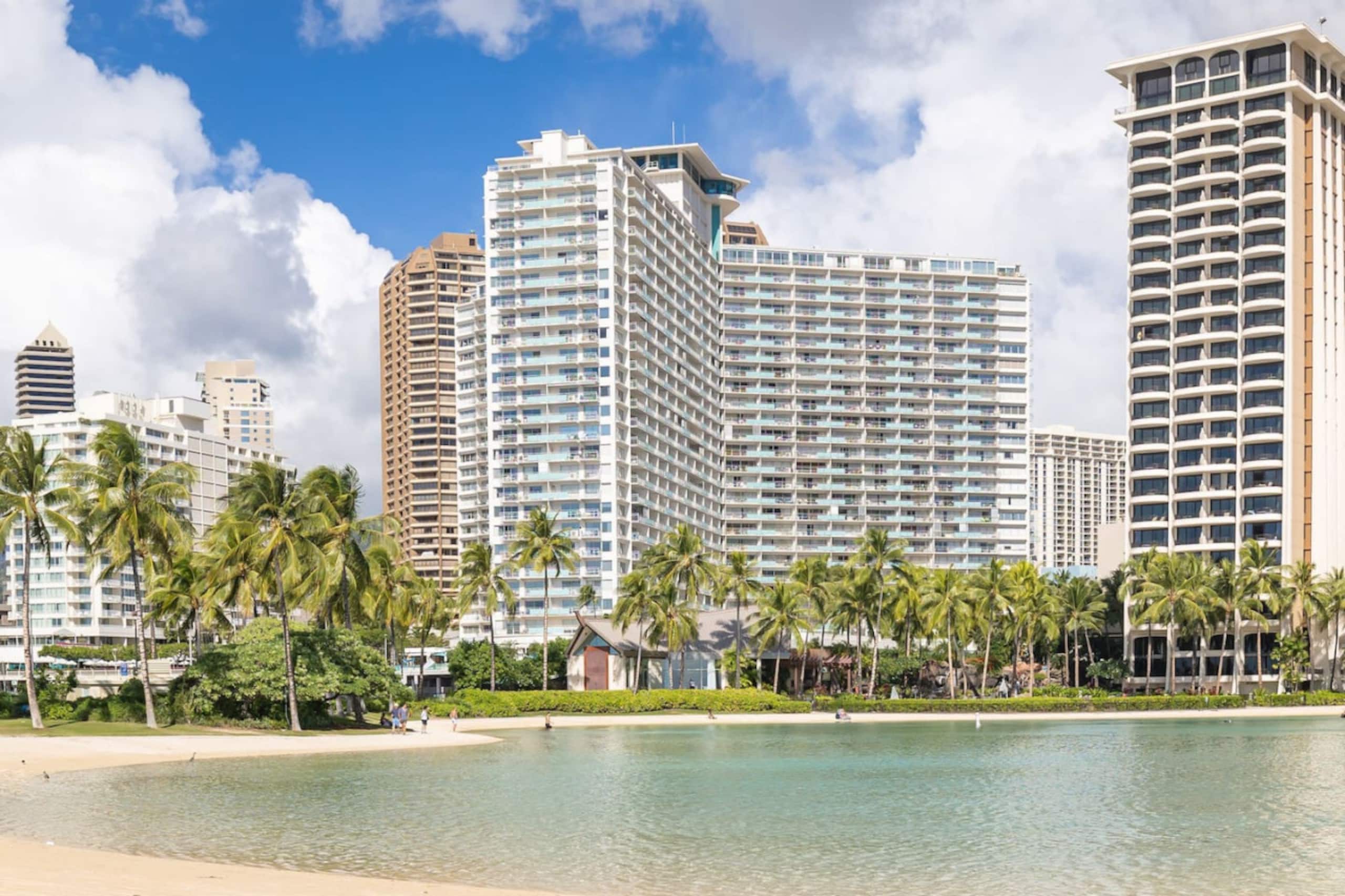 Oceanfront Waikiki+Balcony Views +no fees - Image 27