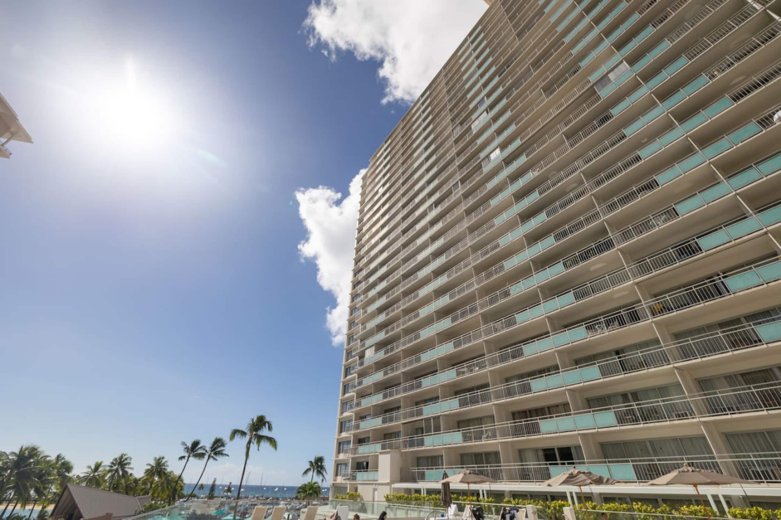 Oceanfront Waikiki+Balcony Views +no fees - Image 26