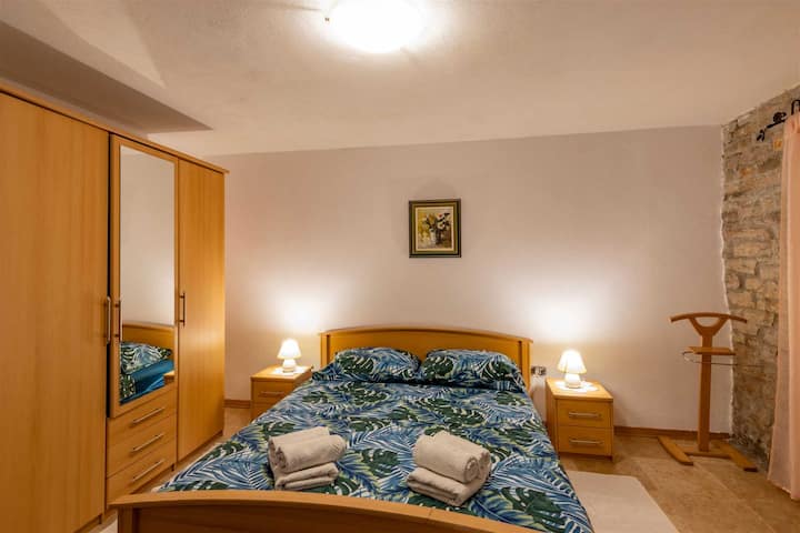 Duerme en las cómodas habitaciones de Villa Lastavica, donde las noches de descanso y las mañanas tranquilas están garantizadas.