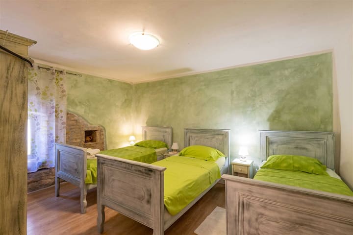 Este acogedor dormitorio cuenta con tres cómodas camas individuales, por lo que es la configuración perfecta para niños o amigos que comparten una habitación.