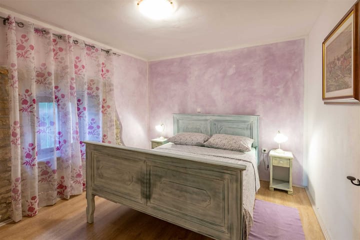 Las acogedoras y bien equipadas dormitorios de Villa Lastavica ofrecen un refugio tranquilo después de un día de exploración de Istria.