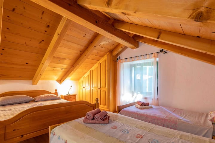 Los encantadores dormitorios de la villa ofrecen un ambiente cálido y acogedor, con sábanas suaves y muebles modernos para una noche cómoda.